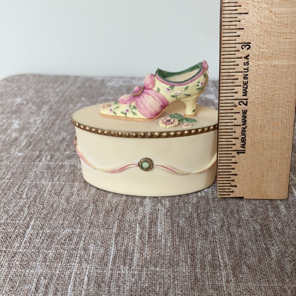 Willow Hall Victorian shoe trinket box - Picture 13 of 13